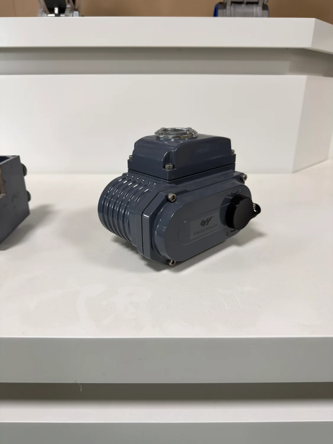 Compact electric actuator
